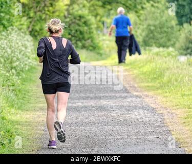 Clydebank, Glasgow, Schottland, Großbritannien 3. Juni 2020: UK Wetter: Das heiße Wetter ging zu Ende, aber die Einheimischen gingen immer noch auf die Straße, um auf dem Forth und clyde Kanal Sport zu treiben.Quelle: Gerard Ferry/Alamy Live News. Stockfoto