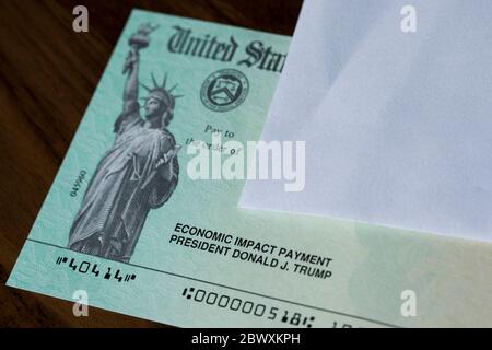 Ein arrangierte Foto eines Coronavirus-Stimulus-Check der US-Bundesregierung, auch als „Economic Impact Payment“ bekannt Stockfoto