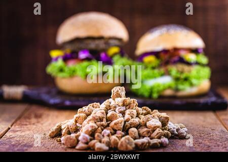 soja und Eiweißkörner, die für die Herstellung veganer Burger verwendet werden. Spot Focus, Konzept des gesunden und vegetarischen Lebens. Stockfoto