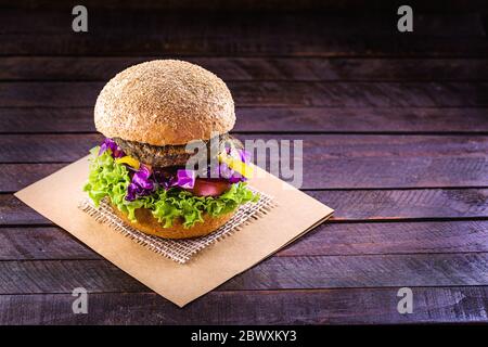 Vegetarischer Hamburger, geröstet und verzehrfertig. Gesundes und vegetarisches Lebenskonzept. fleischloser Snack auf Basis von Soja und Kichererbsen mit frischem Gemüse Stockfoto