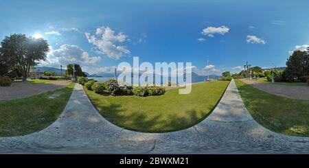 360 Grad Panorama Ansicht von Equirectangulant Panorama (360 Grad Panoramablick) des öffentlichen grünen Gartenparks des Aussichtspunktes Lago Maggiore in Stresa, Piemont,