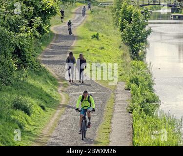 Clydebank, Glasgow, Schottland, Großbritannien 3. Juni 2020: UK Wetter: Das heiße Wetter ging zu Ende, aber die Einheimischen gingen immer noch auf die Straße, um auf dem Forth und clyde Kanal Sport zu treiben.Quelle: Gerard Ferry/Alamy Live News. Stockfoto