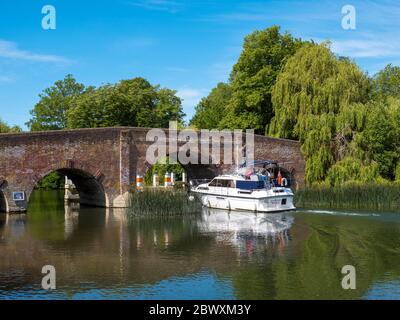 Vergnügungsbootfahrt, Under Sonning Bridge, Themse, Sonning, Reading, Berkshire, England, Großbritannien, GB. Stockfoto