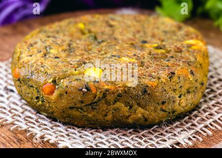 Nahaufnahme von gerösteten veganen Burger, Dessert oder fleischlosen Snack. Hausgemachte mit Gemüse, Kichererbsen, Soja und Eiweiß. Veganes Leben und vegetarisches Essen con Stockfoto