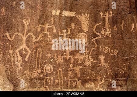 NM00421-00...NEW MEXICO - EINE komplizierte Tafel von Petroglyphen einschließlich Spiralen, Wesen und Dickhornschafe im Chaco Culture National Historical Park Stockfoto