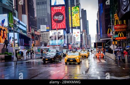 New York City, USA, Mai 2019, Stadtszene an einem regnerischen Tag auf der W46th St & 7th Ave, Manhattan Stockfoto