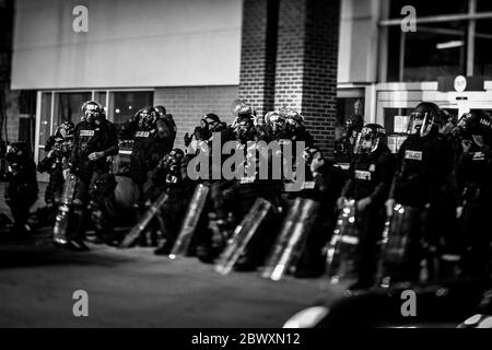 Hampton, Virginia, USA. Juni 2020. Virginia State Police tragen am Dienstag, den 2. Juni 2020, eine Schutzmaske im Peninsula Town Center in Hampton, VA. Der Protest wurde als rechtswidrige Versammlung angesehen und Tränengas, Flashbang-Granaten und Riot-Control-Paintballs wurden verwendet, um die Menge zu zerstreuen. Kredit: John C. Clark/ZUMA Wire/Alamy Live News Stockfoto