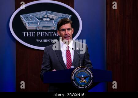 Arlington, Vereinigte Staaten Von Amerika. Juni 2020. Arlington, Vereinigte Staaten von Amerika. 03. Juni 2020. US-Verteidigungsminister Mark Esper hält eine Pressekonferenz im Pentagon ab, um die jüngsten zivilen Unruhen am 3. Juni 2020 in Arlington, Virginia, zu diskutieren. Esper sagte Reportern die Tötung von George Floyd als ein schreckliches Verbrechen, und brach mit dem Präsidenten, indem er sagte, er sei gegen die Anrufung eines US-Gesetzes, das es dem US-Militär erlauben würde, für die nationale Strafverfolgung verwendet werden. Quelle: SSGT. Jack Sanders/DOD/Alamy Live News Stockfoto