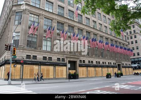 Saks Fifth Avenue High-End-Kaufhaus für Schutz wegen Plünderungen an Bord. Stockfoto