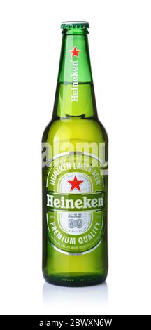 Samara, Russland - November 2019. Produktaufnahme von Heineken Lagerbierflasche isoliert auf weiß Stockfoto