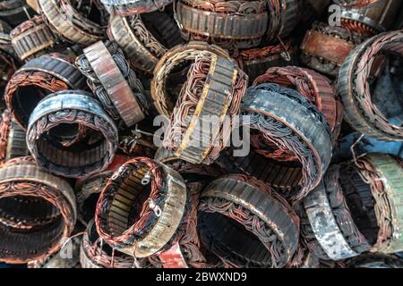 Statorplatte und wingdings in AC-Generatoren zum Recycling. Kupfer-Recycling aus Stator. Stockfoto