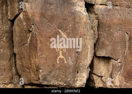 NM00435-00....NEW MEXICO - gepickte Petroglyphe einer Figur auf Petroglyph Trail im Chaco Culture National Historical Park; ein Weltkulturerbe. Stockfoto