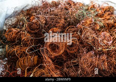 Kupferdraht-Schrott aus dem Recycling von Elektrokabeln mit selektivem Fokus Stockfoto