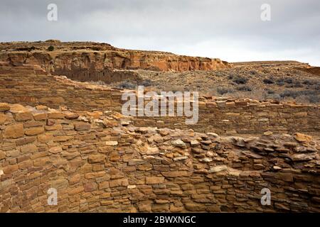 NM00437-00...NEW MEXICO - Mauern von außen Gebäude und die Hauptmauer des großen Hauses, Chetro Ketl, jetzt in Chaco Kultur National Historical Park. Stockfoto