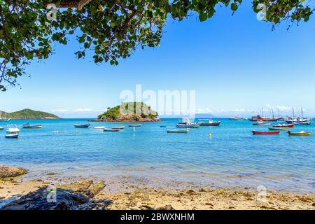 Buzios, Brasilien. Seascape of Armacao Beach in Buzios, Rio de Janeiro, Brasilien. Panoramablick auf die Bucht. Boote und Segelboote im Meer verankert. Stockfoto