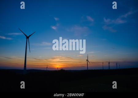 Wildpoldsried, Deutschland, 2. Juni 2020. 11 Bürgerwindkraftwerke auf dem Grat erzeugen Strom zwischen dem Ober- und Ostalgäu für die Comm Stockfoto