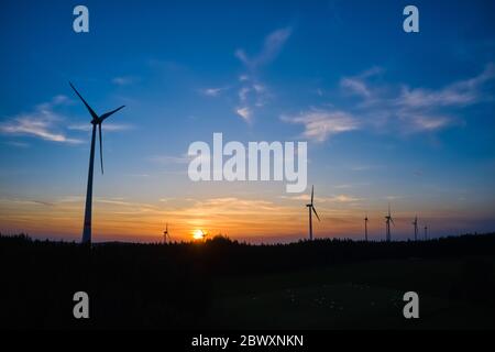 Wildpoldsried, Deutschland, 2. Juni 2020. 11 Bürgerwindkraftwerke auf dem Grat erzeugen Strom zwischen dem Ober- und Ostalgäu für die Comm Stockfoto