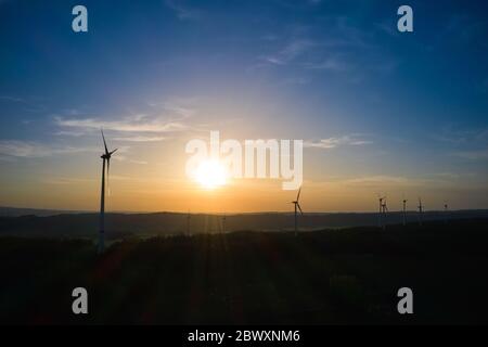 Wildpoldsried, Deutschland, 2. Juni 2020. 11 Bürgerwindkraftwerke auf dem Grat erzeugen Strom zwischen dem Ober- und Ostalgäu für die Comm Stockfoto