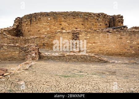 NM00441-00...NEW MEXICO - Chetro Ketl, die zweitgrößte chacoische große Häuser, in Chaco Kultur National Historical Park. Stockfoto