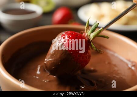 Erdbeere in Schokolade, Nahaufnahme. Schokoladenfondue Stockfoto