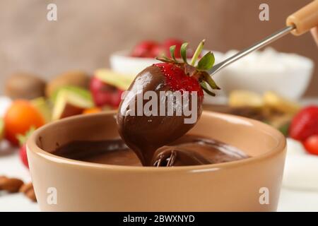 Erdbeere in Schokolade, Nahaufnahme. Schokoladenfondue Stockfoto