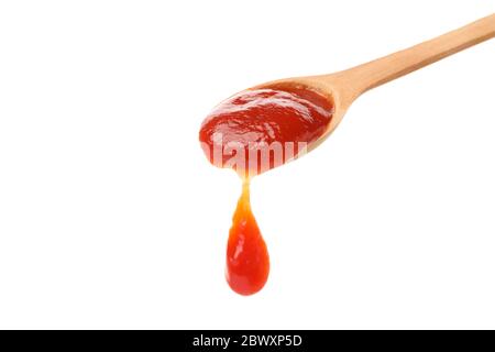Holzlöffel mit Tomatensauce auf weißem Hintergrund isoliert Stockfoto