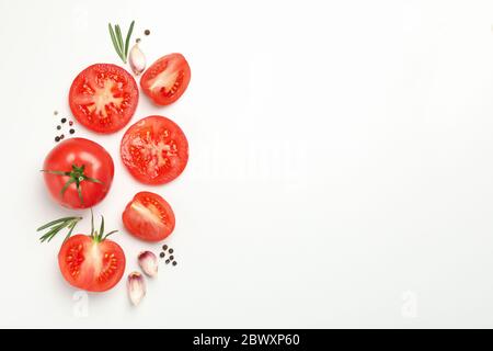 Tomaten und Zutaten auf weißem Hintergrund, Draufsicht Stockfoto