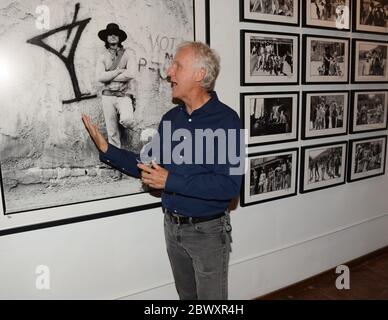 30. August 2017, Hollywood, Kalifornien, USA: Filmemacher James Cameron nimmt am 30. August 2017 an einem VIP-Empfang für Chris Cuffaros neue Ausstellung: Greatest Hits' Martini Ranch in der Mr. Musichead Gallery in Hollywood Teil. (Bild: © Billy Bennight/ZUMA Wire) Stockfoto