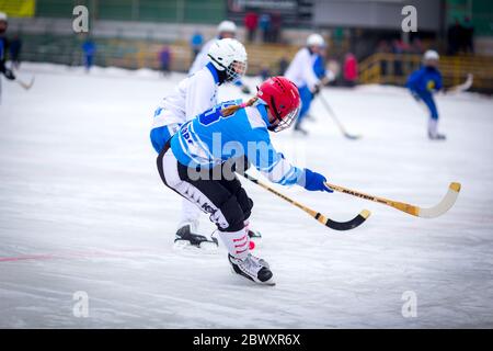 RUSSLAND, OBUKHOVO - 26. NOVEMBER 2017: Moskauer Bandy-Meisterschaft. BC Obukhovo - BC Vympel 4:4. Stockfoto