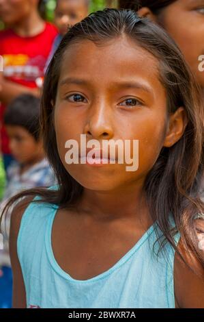 Porträt eines jungen Mädchens im Dorf Puerto Rico am Ucayali Fluss im peruanischen Amazonasbecken bei Iquitos. Stockfoto