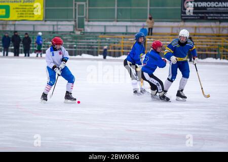 RUSSLAND, OBUKHOVO - 26. NOVEMBER 2017: Moskauer Bandy-Meisterschaft. BC Obukhovo - BC Vympel 4:4. Stockfoto