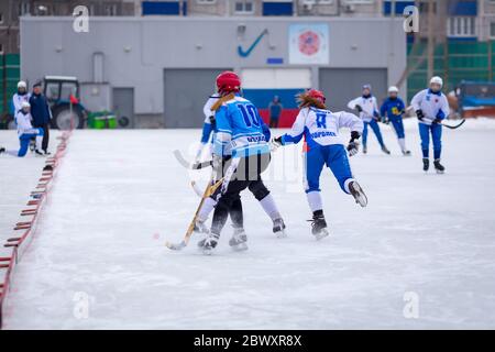 RUSSLAND, OBUKHOVO - 26. NOVEMBER 2017: Moskauer Bandy-Meisterschaft. BC Obukhovo - BC Vympel 4:4. Stockfoto