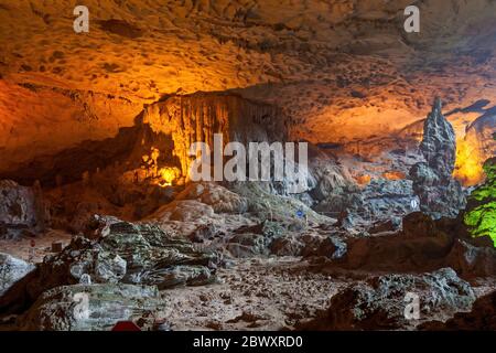 Stalaktiten und Stalagmiten Formationen in einer Kalksteinhöhle der Halong Bay, Vietnam Stockfoto