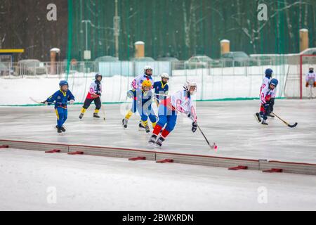 RUSSLAND, KRASNOGORSK - 10. DEZEMBER 2017: Moskauer Region Bandy Meisterschaft. BC Zorky - BC Vympel 3:5. Stockfoto