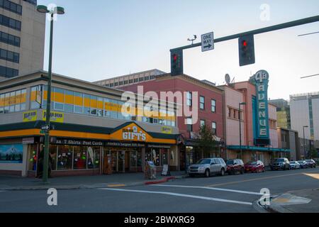 4th Avenue Theater mit Art Deco-Stil wurde 1947 auf 4th Avenue an der F Street in der Innenstadt von Anchorage, Alaska, AK, USA gebaut. Stockfoto