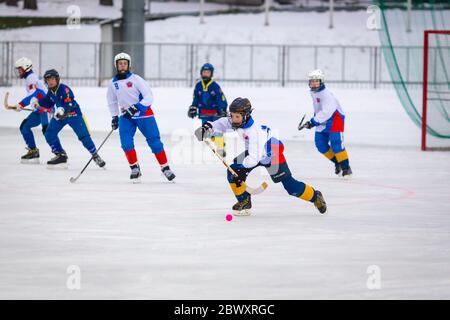 RUSSLAND, KRASNOGORSK - 10. DEZEMBER 2017: Moskauer Region Bandy Meisterschaft. BC Zorky - BC Vympel 3:5. Stockfoto