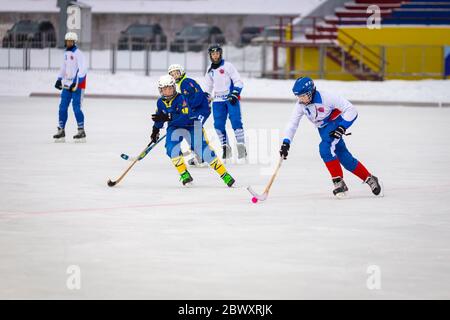 RUSSLAND, KRASNOGORSK - 10. DEZEMBER 2017: Moskauer Region Bandy Meisterschaft. BC Zorky - BC Vympel 3:5. Stockfoto