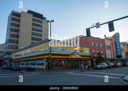 4th Avenue Theater mit Art Deco-Stil wurde 1947 auf 4th Avenue an der F Street in der Innenstadt von Anchorage, Alaska, AK, USA gebaut. Stockfoto