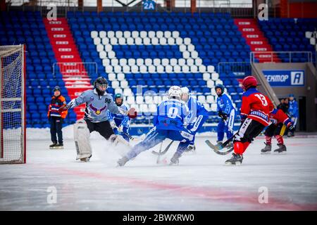 RUSSLAND, KOROLEV - 10. FEBRUAR 2019: Moskauer Region Bandy Meisterschaft. BC Vympel - BC Filimonovo 9:1. Stockfoto