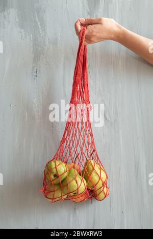 Frisches Obst in einem textilen Saitenbeutel. Kein Abfall und kein Kunststoff Stockfoto