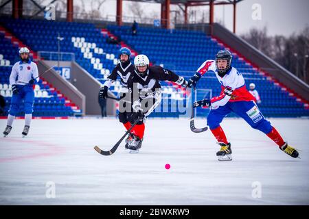 RUSSLAND, KOROLEV - 10. FEBRUAR 2019: Moskauer Region Bandy Meisterschaft. BC Vympel - BC Filimonovo 9:1. Stockfoto