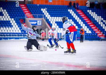 RUSSLAND, KOROLEV - 10. FEBRUAR 2019: Moskauer Region Bandy Meisterschaft. BC Vympel - BC Filimonovo 9:1. Stockfoto