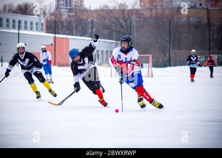 RUSSLAND, KOROLEV - 10. FEBRUAR 2019: Moskauer Region Bandy Meisterschaft. BC Vympel - BC Filimonovo 9:1. Stockfoto
