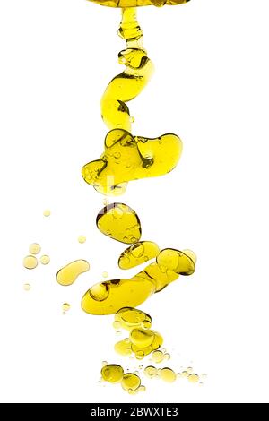 Tropfen Olivenöl suspendiert und schwimmend in Wasser isoliert auf weißem Hintergrund Stockfoto