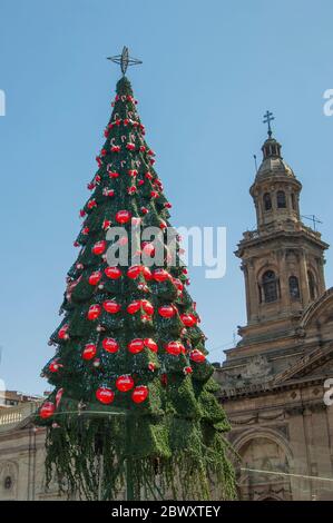 Ein Weihnachtsbaum mit Coca-Cola-Zeichen auf der Plaza de Armas in der Innenstadt von Santiago, Chile. Stockfoto