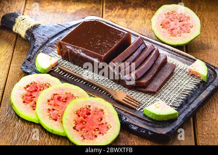 Goiabada, eine typische Süßigkeit mit Guava, einer brasilianischen Süßigkeit, die im Bundesstaat Minas Gerais verbreitet ist. Konzept und süßen hausgemachten Geschmack. Stockfoto