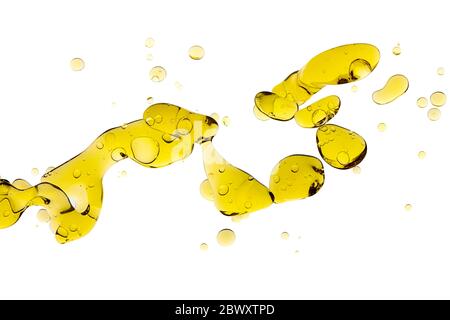 Tropfen Olivenöl. Abstraktes Bild von Blobs von goldenem Öl schwebend im Wasser. Nahaufnahme Blasen auf weiß isoliert Stockfoto
