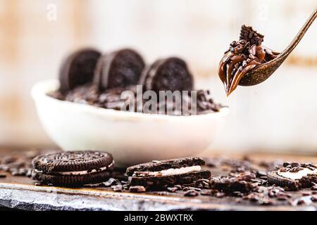 Weiße und schwarze Schokoladenfüllung. Cremige Ostereierfüllung, für Löffel-Ei. Typisch brasilianische Tradition, Gourmet-Osterdessert. Selektiver Fokus. Stockfoto