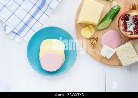 Kinder Spaß Food.Sandwich in Form einer Kuh für Kinder Frühstück.EIN einfaches Schritt-für-Schritt-Rezept für das Kochen von Gerichten für Menü. Festlich und Neujahr di Stockfoto