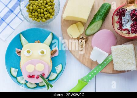 Kinder Spaß Food.Sandwich in Form einer Kuh für Kinder Frühstück.EIN einfaches Schritt-für-Schritt-Rezept für das Kochen von Gerichten für Menü. Festlich und Neujahr di Stockfoto